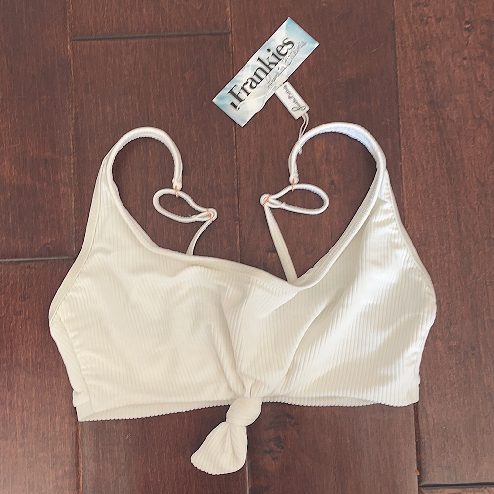 brand new// tags frankies Greer top in white